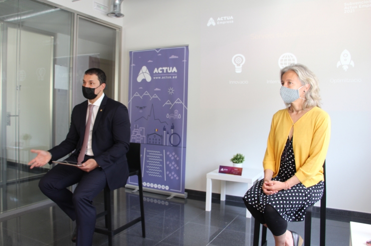 El ministre de Presidència, Economia i Empresa i president d'Actua, Jordi Gallardo, i la directora d'Actua Empresa, Judit Hidalgo, durant la presentació de la quarta edició de les subvencions.